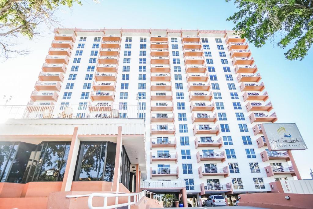 un edificio de apartamentos alto con balcones naranjas. en Ft. Lauderdale Beach, a VRI resort, en Fort Lauderdale