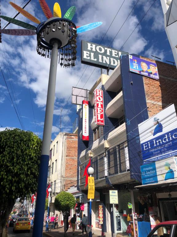 una calle de la ciudad con un cartel ciego de hotel en un edificio en HOTEL El INDIO, en Otavalo
