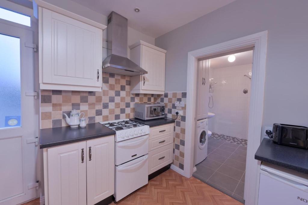 Kuchyň nebo kuchyňský kout v ubytování 10minDriveCliffsOfMoher-Cozy2Br-Parking-WiFi