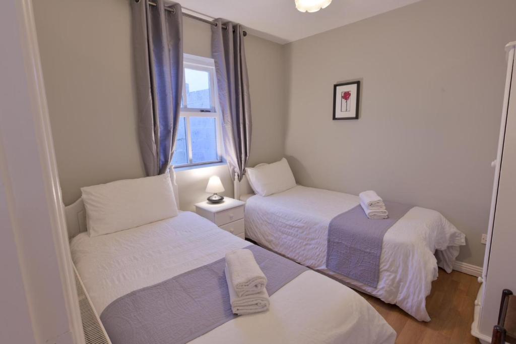 Postel nebo postele na pokoji v ubytování 10minDriveCliffsOfMoher-Cozy2Br-Parking-WiFi