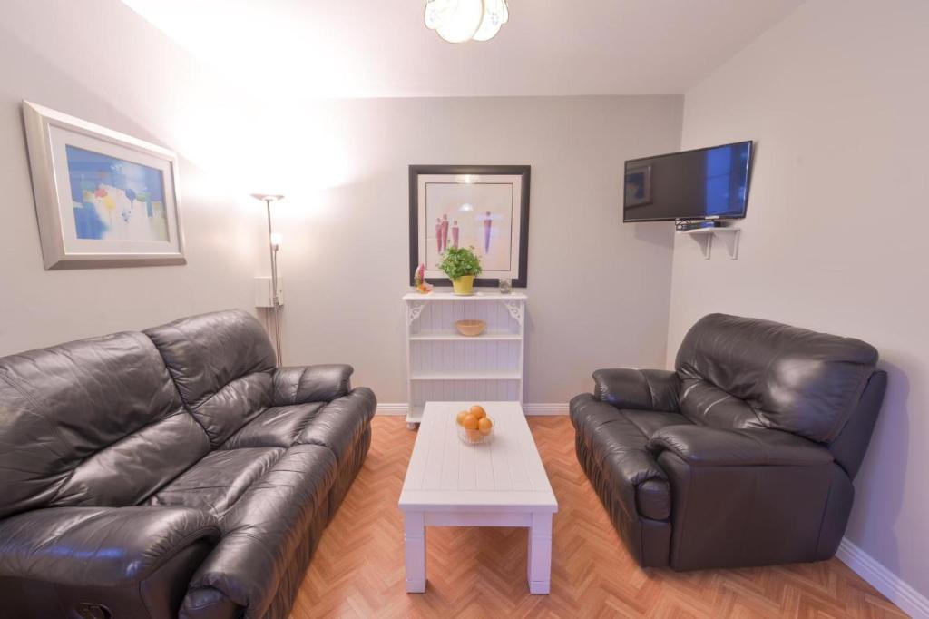 Posezení v ubytování 10minDriveCliffsOfMoher-Cozy2Br-Parking-WiFi