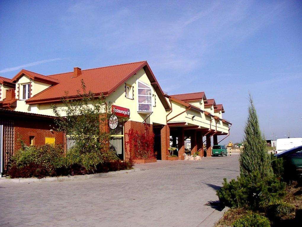 budynek na parkingu obok ulicy w obiekcie VENA Noclegi Restauracja Sala Bankietowa w mieście Malanów