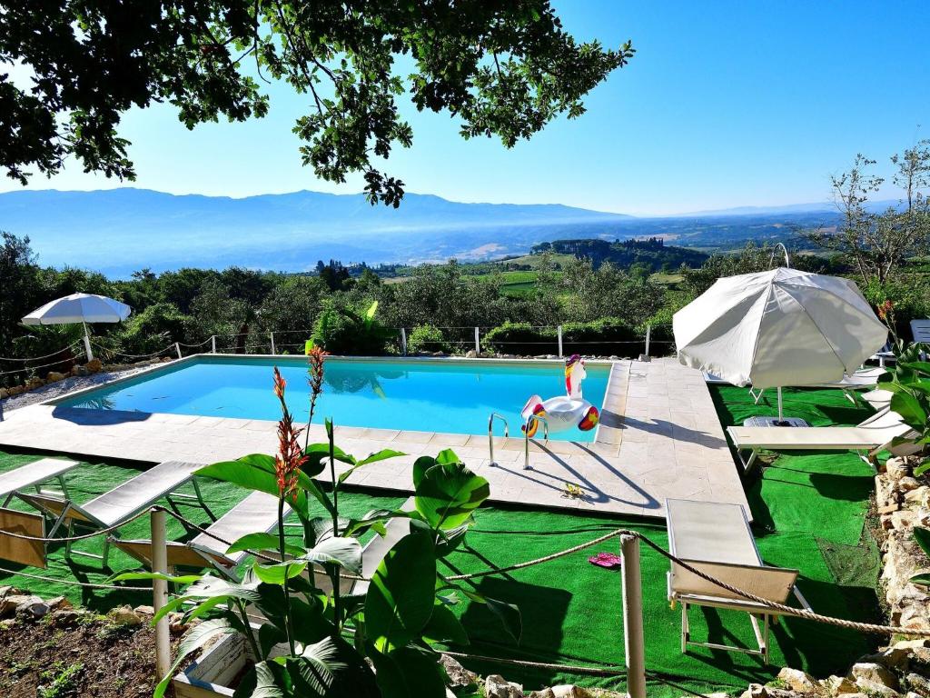 een zwembad met een vrouw in een badpak aan de voorkant bij Splendid Holiday Home in Rignano Sull Arno FI with Garden in San Cristoforo a Perticaia