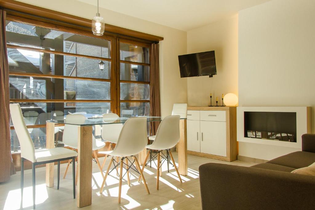 a living room with a dining room table and chairs at Apartamento Refugi d'Incles 6 personas in Canillo