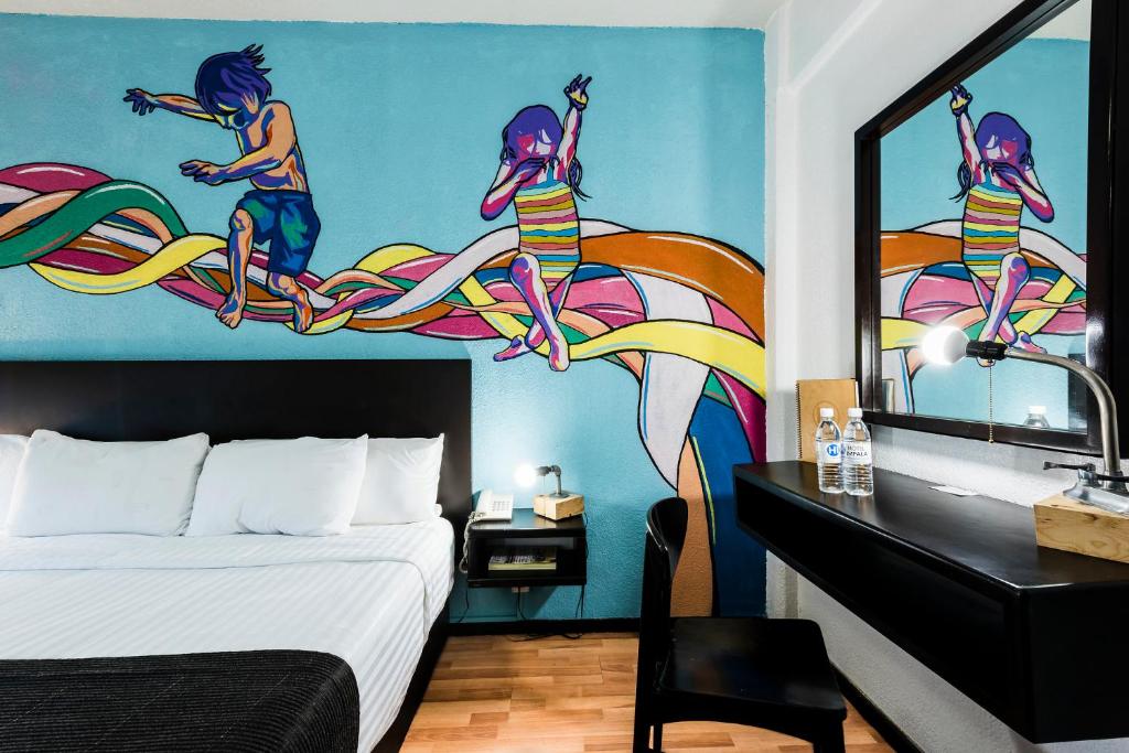 Postel nebo postele na pokoji v ubytování Hi Hotel Impala Queretaro