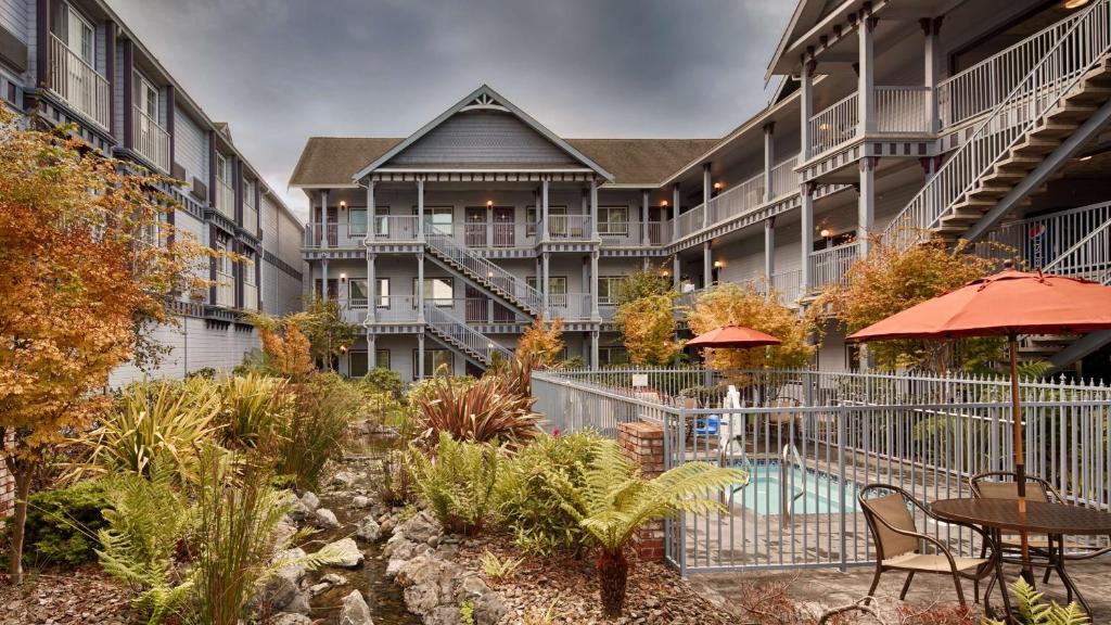 un edificio de apartamentos con un patio con piscina en Best Western Plus Bayshore Inn, en Eureka