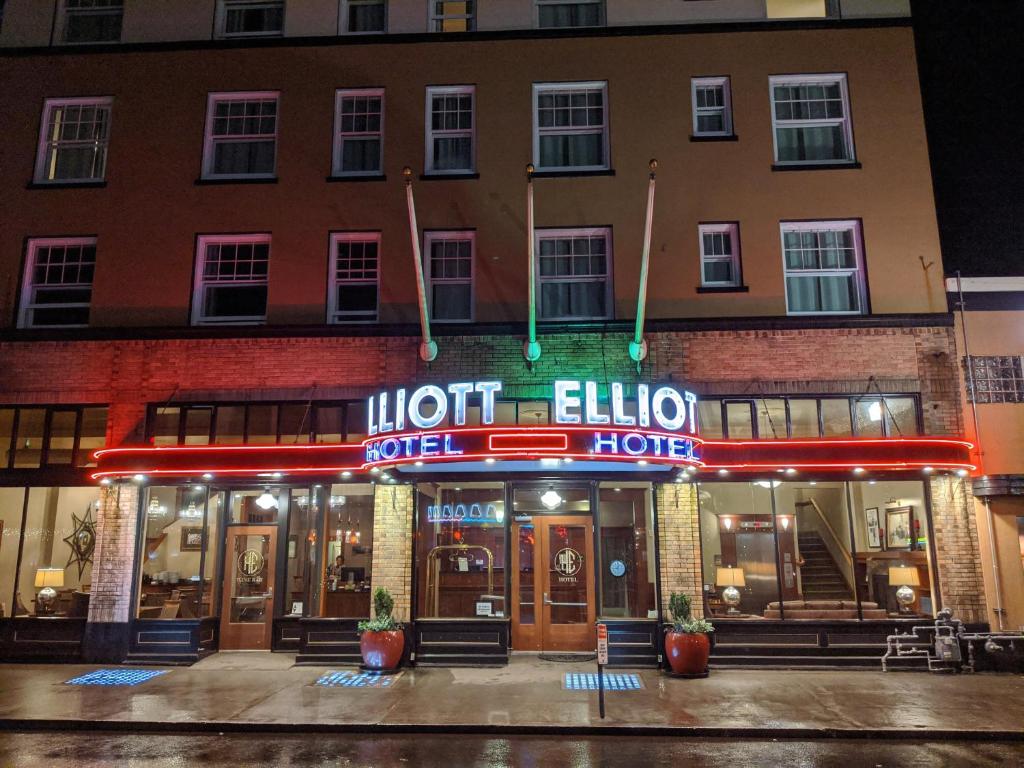 un hotel con una señal de neón frente a un edificio en Hotel Elliott, en Astoria, Oregon