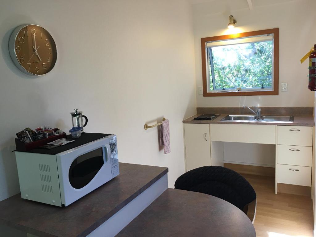 Kuchyň nebo kuchyňský kout v ubytování Colonial House Motel