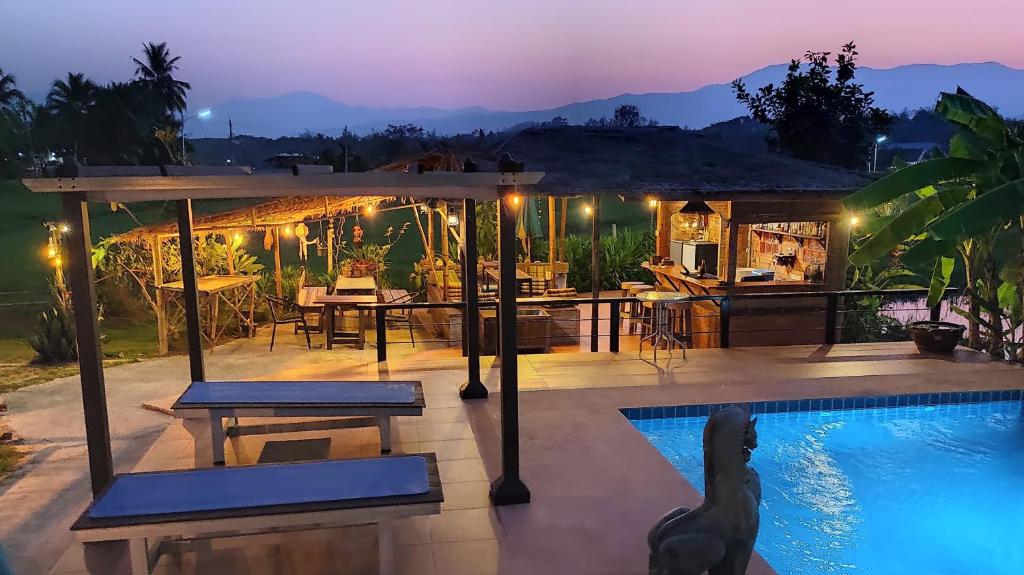 Villa con piscina por la noche en Country Retreat en Mae Rim