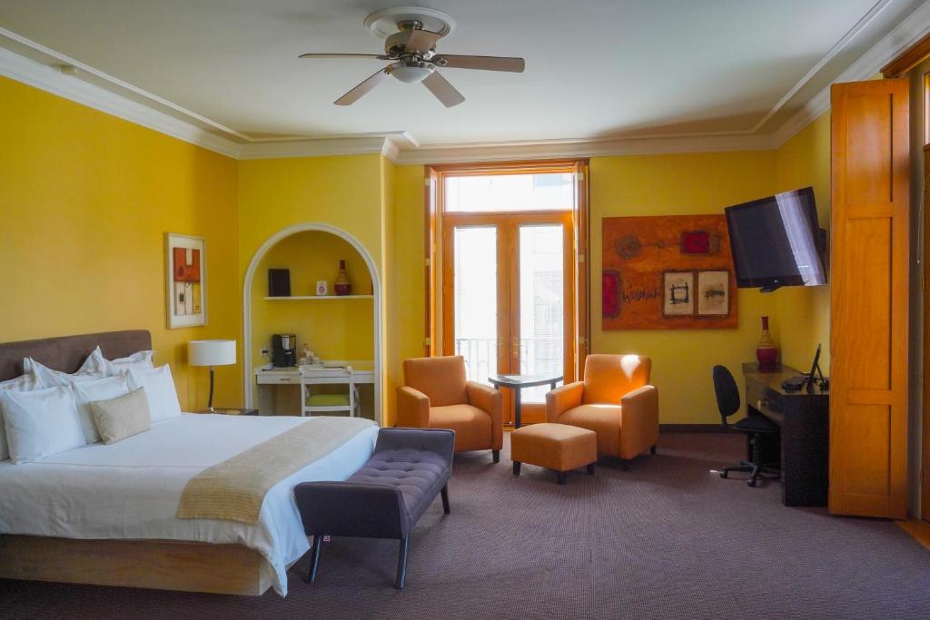 a bedroom with a bed and a desk and a tv at Gran Hotel de Querétaro in Querétaro