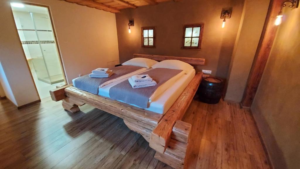 sypialnia z dużym drewnianym łóżkiem w pokoju w obiekcie Mária B w Trenczynie