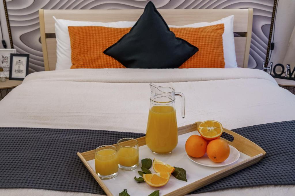 Loft Voyage في سانت بطرسبرغ: علبة من البرتقال وعصير البرتقال على السرير