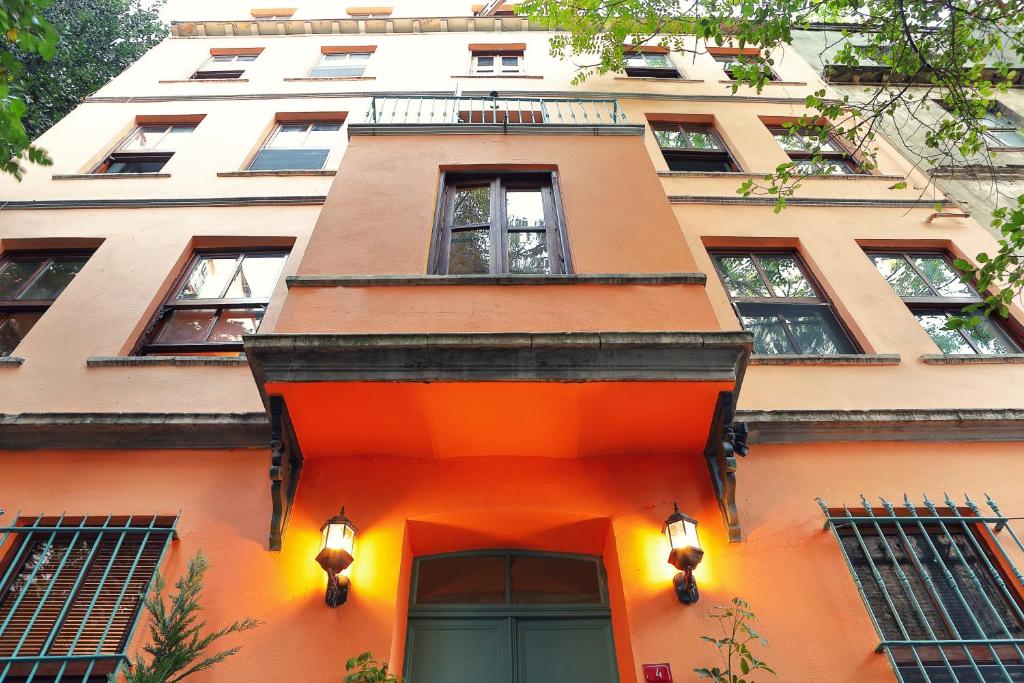 un edificio arancione con finestre davanti di House MOLA Galata a Istanbul
