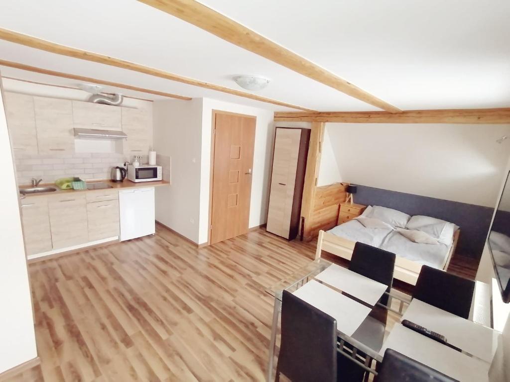 Kuchyňa alebo kuchynka v ubytovaní Apartamenty Wiktora