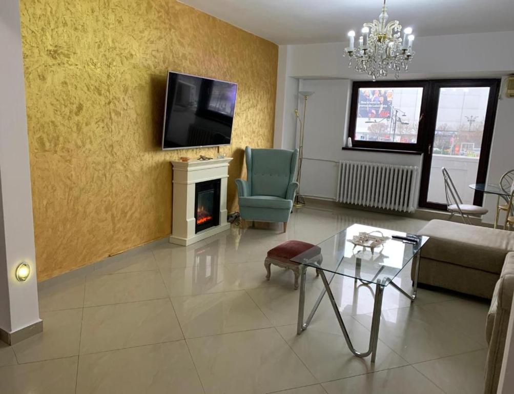 sala de estar con sofá y chimenea en UniriiCC, en Bucarest