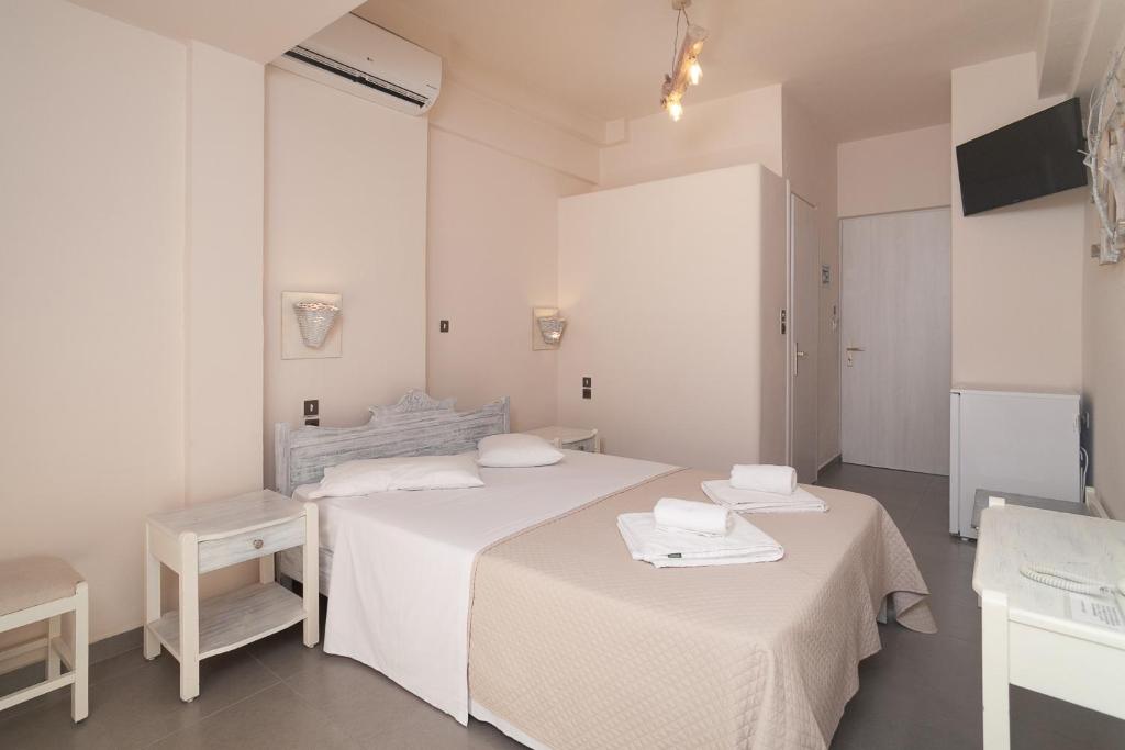 Llit o llits en una habitació de Amaryllis Hotel