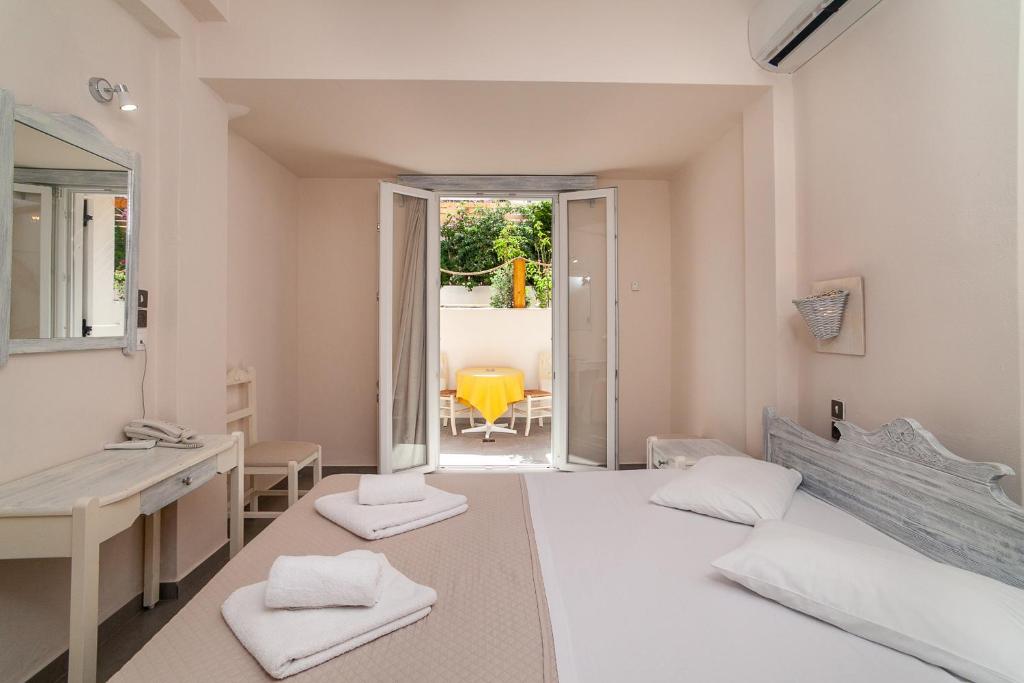 Llit o llits en una habitació de Amaryllis Hotel