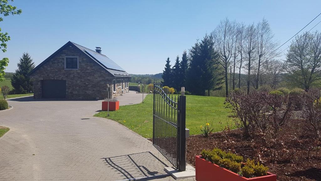 una valla frente a un edificio con entrada en Sixine House en Ovifat