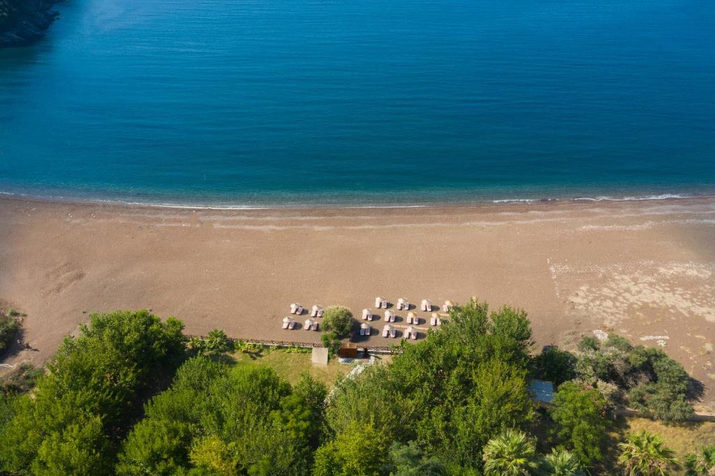 een luchtzicht op een resort op een strand bij Eden Bungalows and Beach in Koycegiz