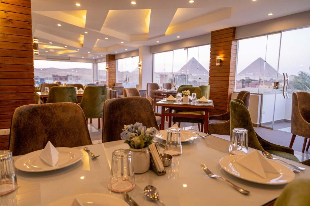 Restaurace v ubytování Nine Pyramids View Hotel
