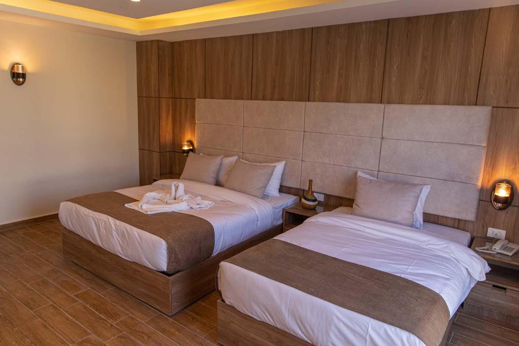 Postel nebo postele na pokoji v ubytování Nine Pyramids View Hotel