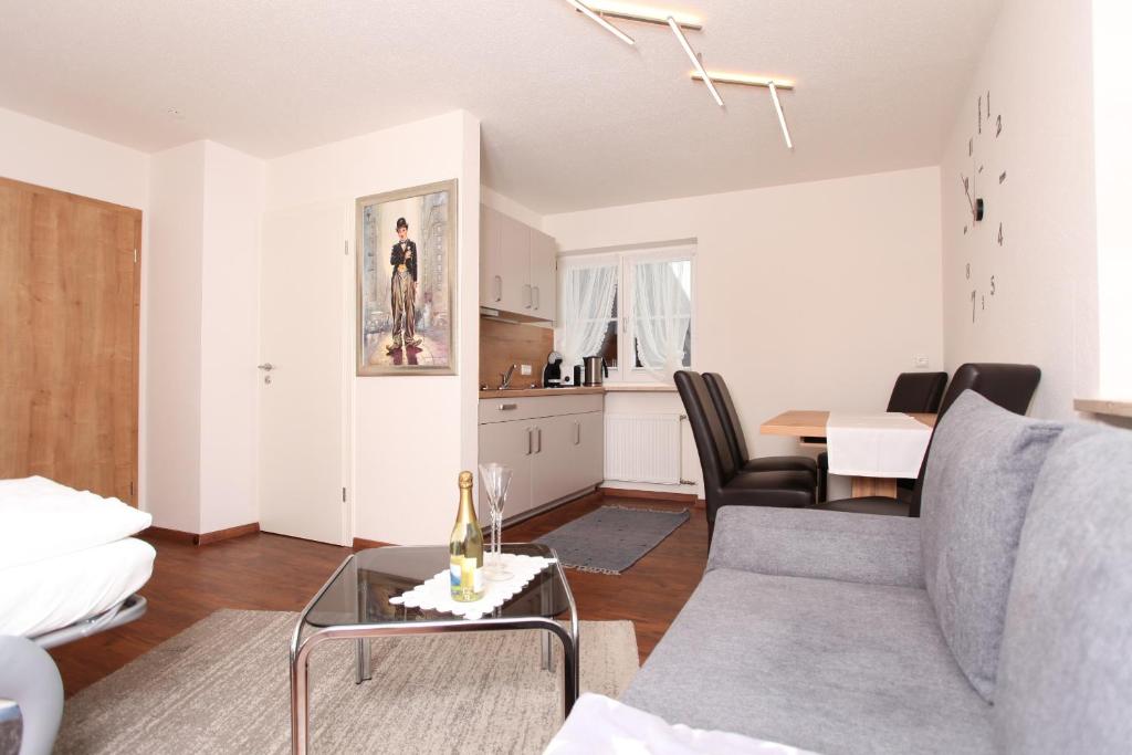 ein Wohnzimmer mit einem Sofa und einem Tisch in der Unterkunft Gästehaus Scherrer in Mittelberg