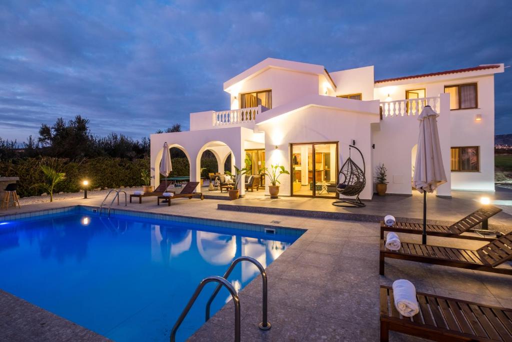 Villa con piscina por la noche en Cocoon Luxury Villa In Coral Bay-3 Min To Beach en Peyia