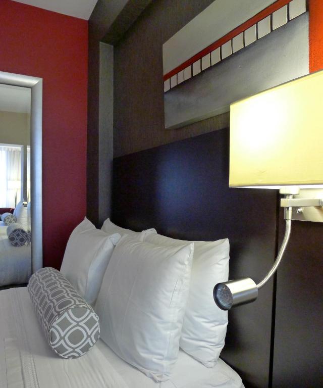 Armon Plaza Montreal Airpt, Trademark Collection by Wyndham - Queen Room - Non-Smoking