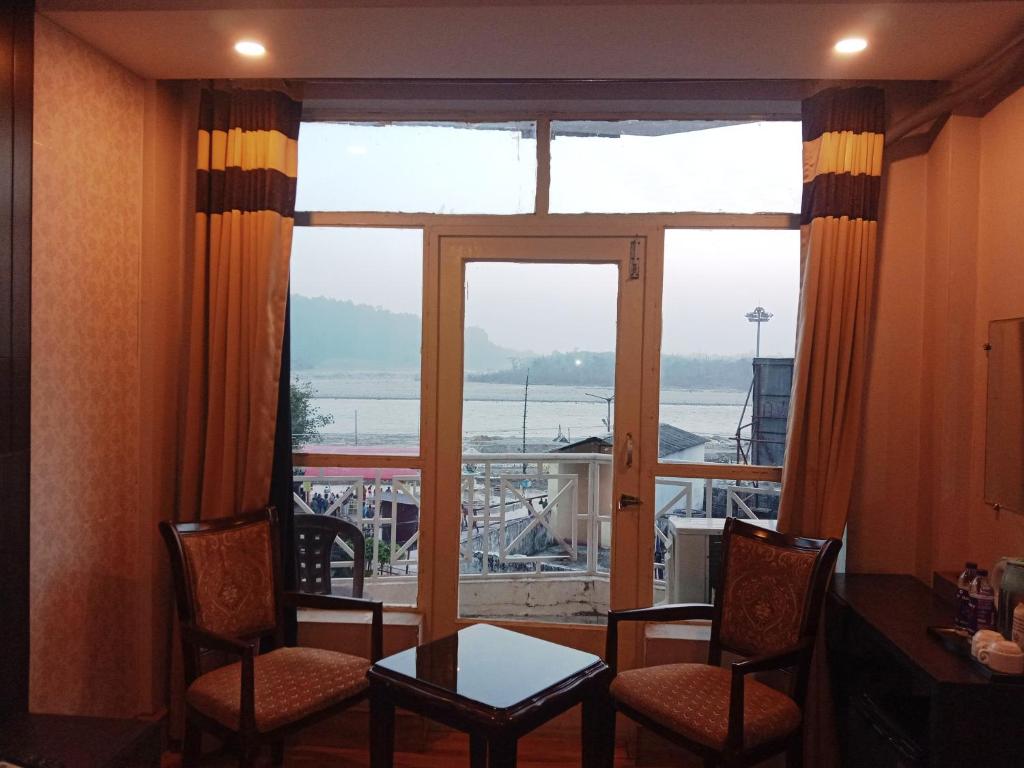 Paradise Ganga - A River Side Hotel - 阳台上的高级双人间