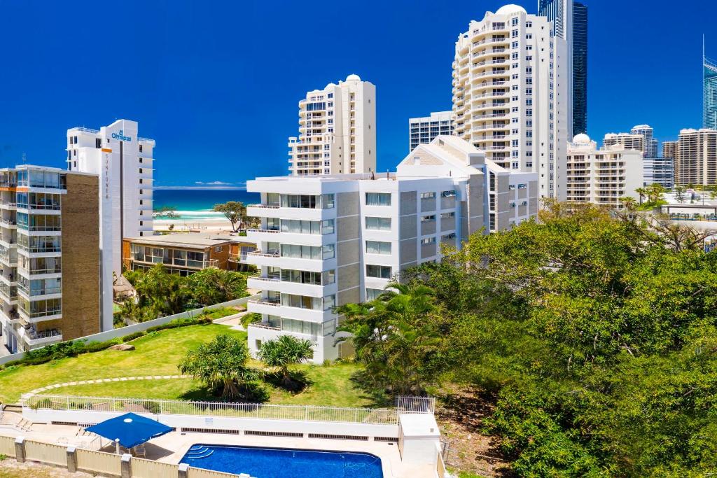una vista aérea de una ciudad con piscina y edificios en View Pacific Apartments, en Gold Coast