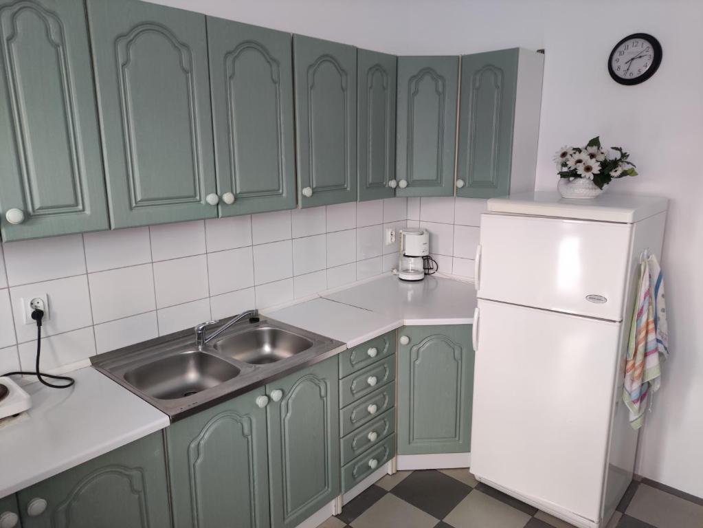 A kitchen or kitchenette at POKOJE GOŚCINNE U ALI