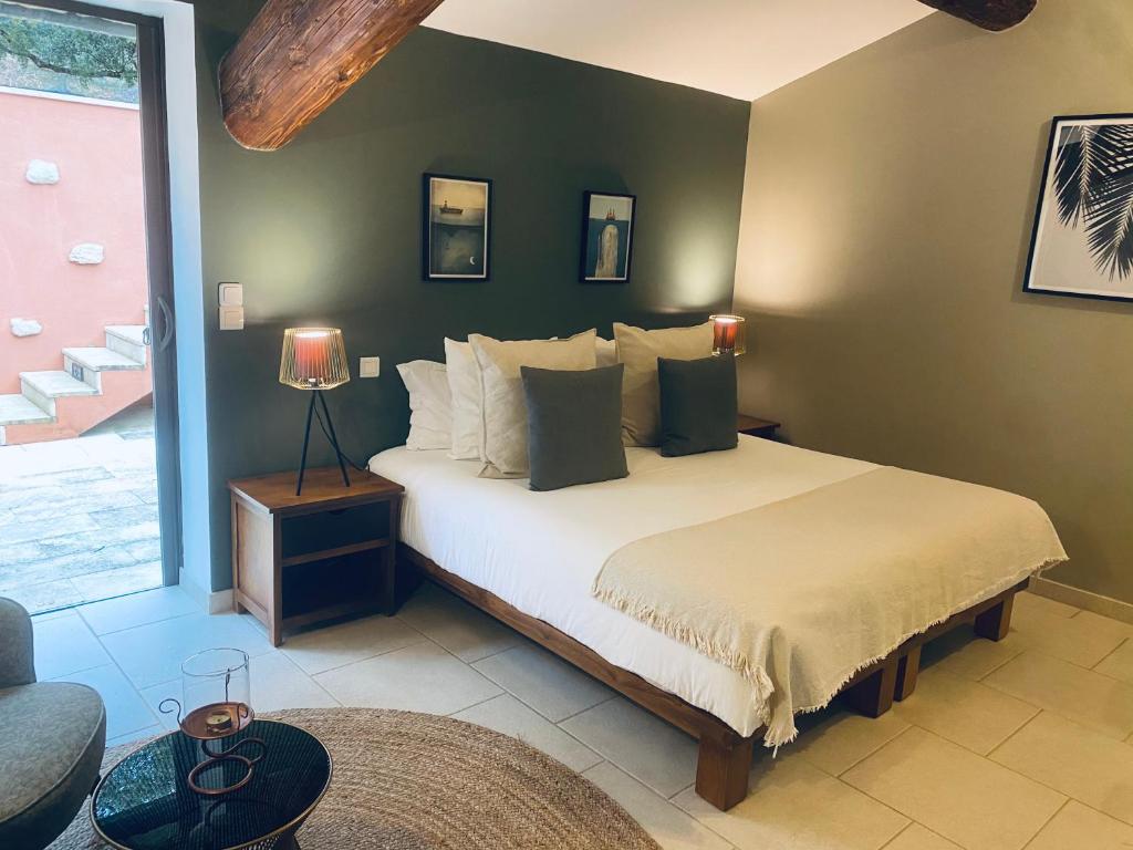 Postel nebo postele na pokoji v ubytování Le Jas de Joucas Hôtel-Restaurant