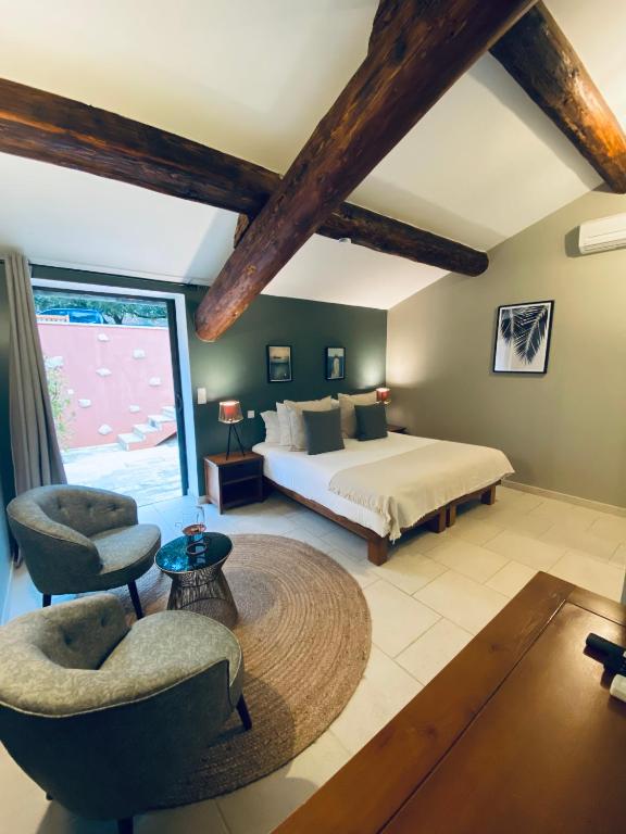 Postel nebo postele na pokoji v ubytování Le Jas de Joucas Hôtel-Restaurant