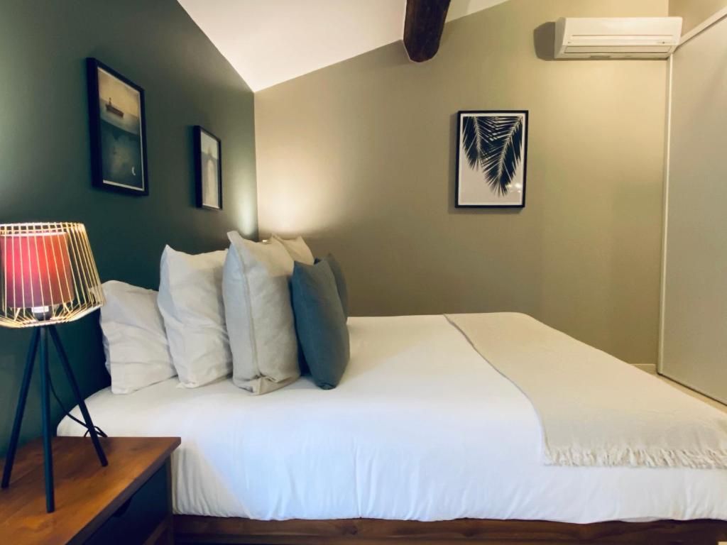 Postel nebo postele na pokoji v ubytování Le Jas de Joucas Hôtel-Restaurant