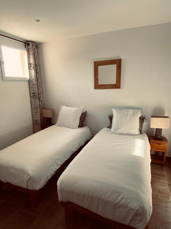 Postel nebo postele na pokoji v ubytování Le Jas de Joucas Hôtel-Restaurant