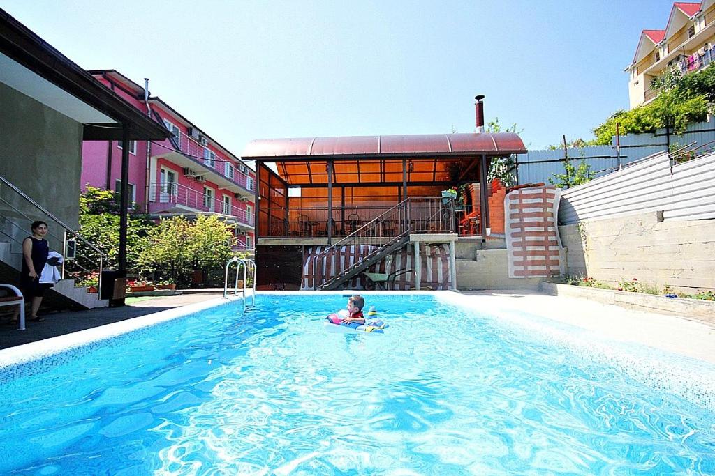 una persona en el agua en una piscina en Guest house Ameliya, en Vardané