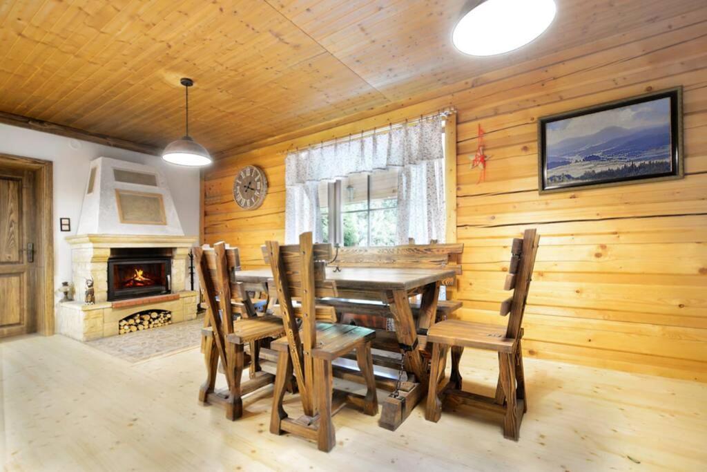 Telewizja i/lub zestaw kina domowego w obiekcie Wooden house in the heart of the Giant Mountains with own hill