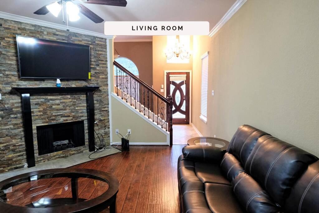 TV a/nebo společenská místnost v ubytování 4BDR Sugarland Richmond Houston Katy Rosenburg - Pademelon