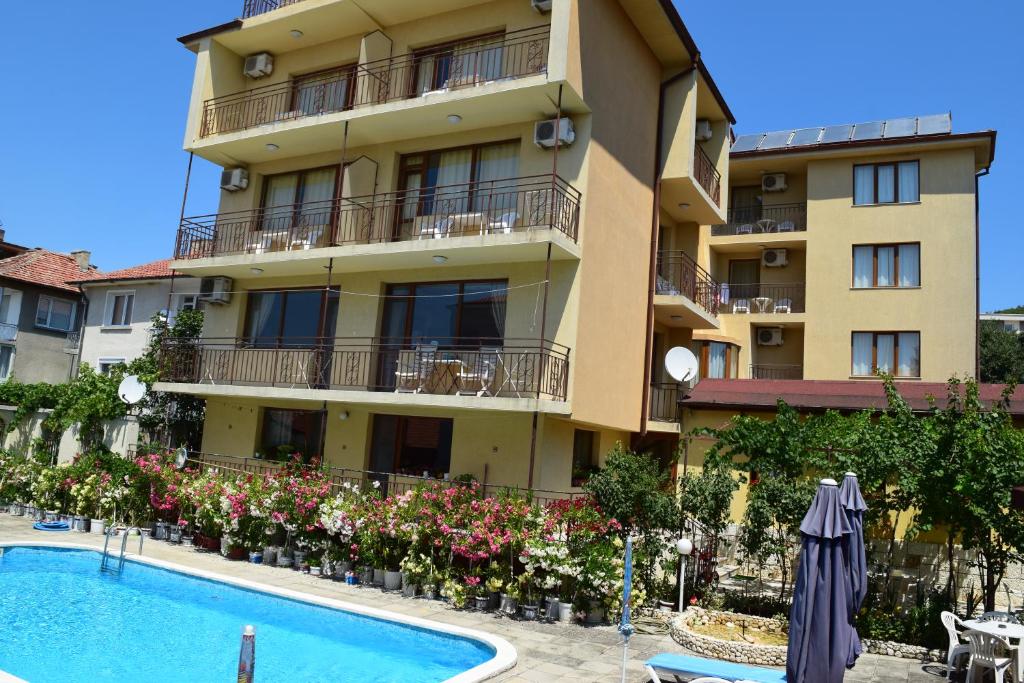 Бассейн в Family Hotel Chris или поблизости
