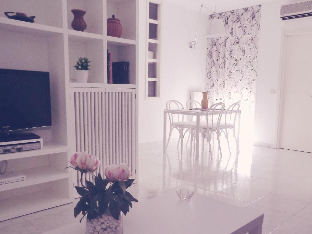 Casa Nica في موديكا: غرفة معيشة مع طاولة و مزهرية مع الزهور