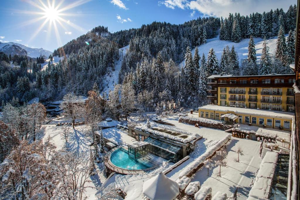 Nespecifikovaný výhled na hory nebo výhled na hory při pohledu z hotelu