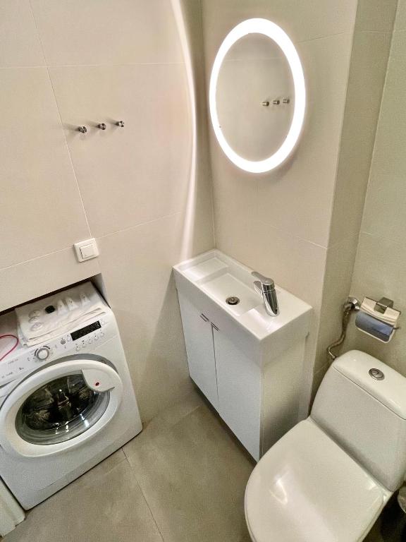 Fotografia z galérie ubytovania Super Apartament GREEN Rondo ONZ Metro NOWE Wifi 300 Mb/s AirCondition Netflix Spotify vo Varšave