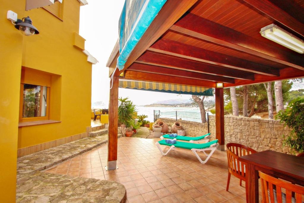 Balkón nebo terasa v ubytování El Portet - beachfront holiday home with private pool in Moraira