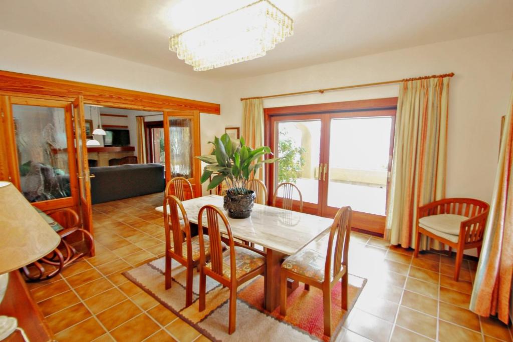 Posezení v ubytování El Portet - beachfront holiday home with private pool in Moraira