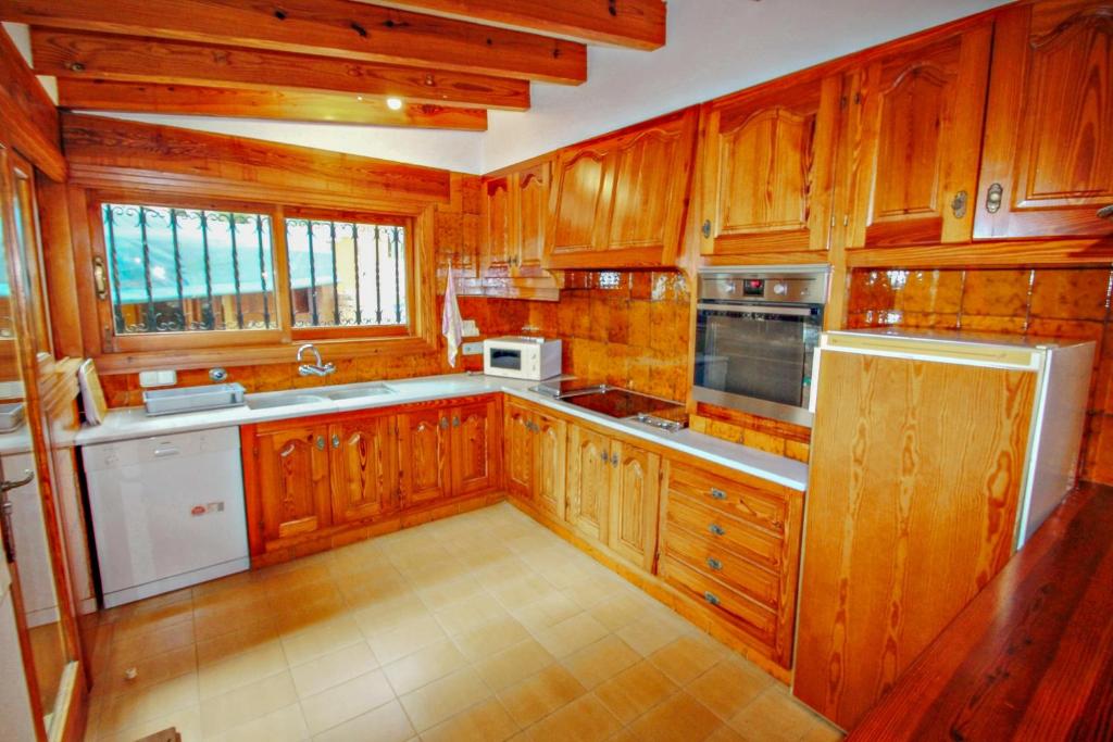 Kuchyň nebo kuchyňský kout v ubytování El Portet - beachfront holiday home with private pool in Moraira