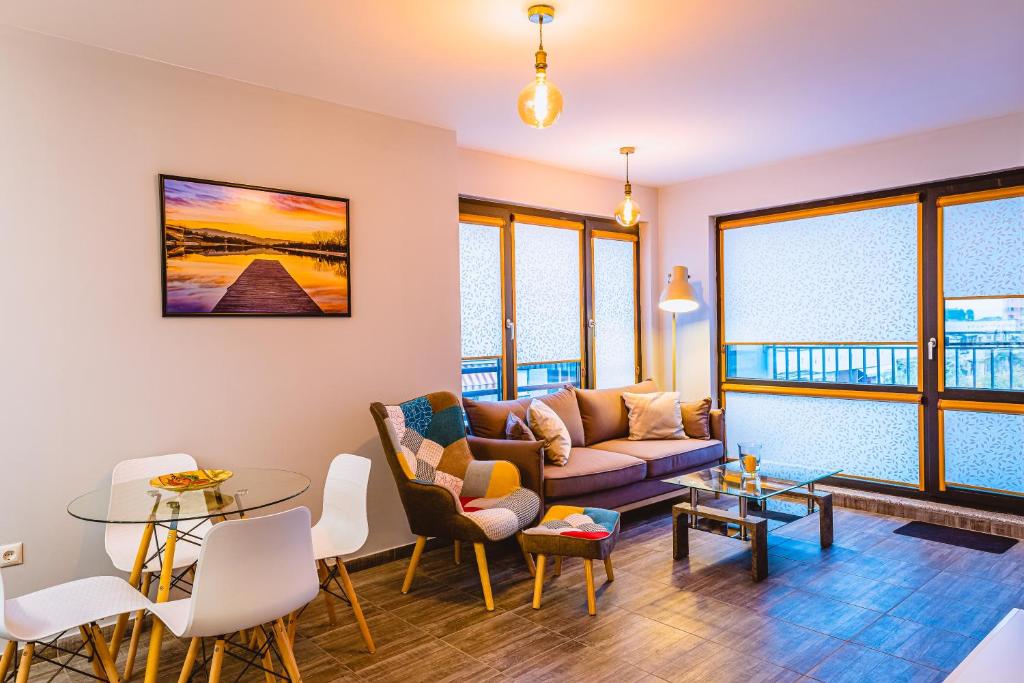 ein Wohnzimmer mit Sofa und Tisch in der Unterkunft Boutique 1-bedroom flat in the heart of the city in Plowdiw