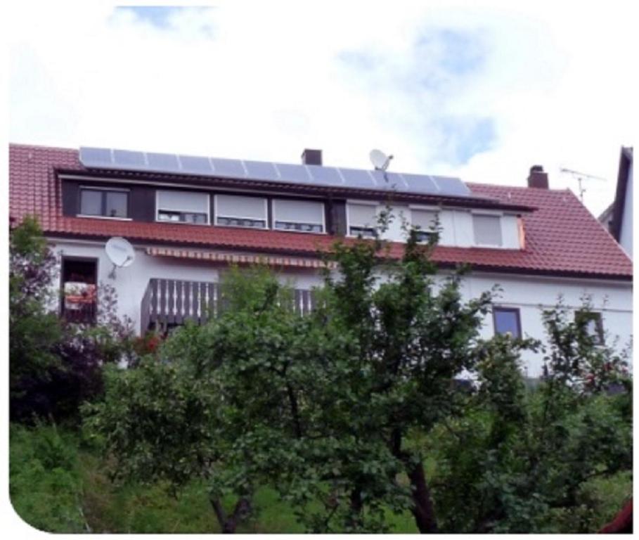 une maison avec des panneaux solaires en haut dans l'établissement Ferienwohnung Mack, à Göppingen