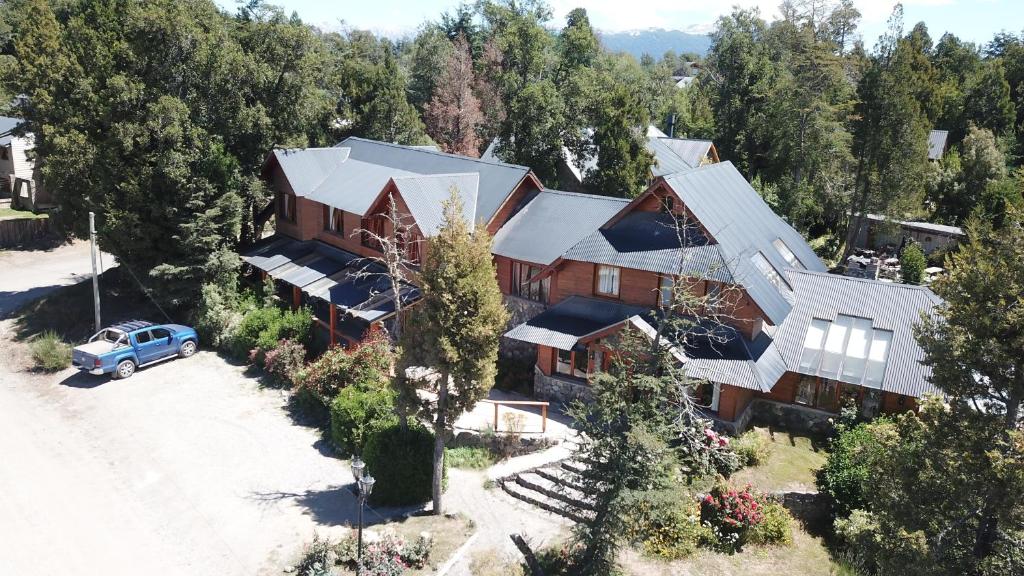 una vista aérea de una casa con un coche aparcado delante en Hostería Bajo Cero en Villa La Angostura