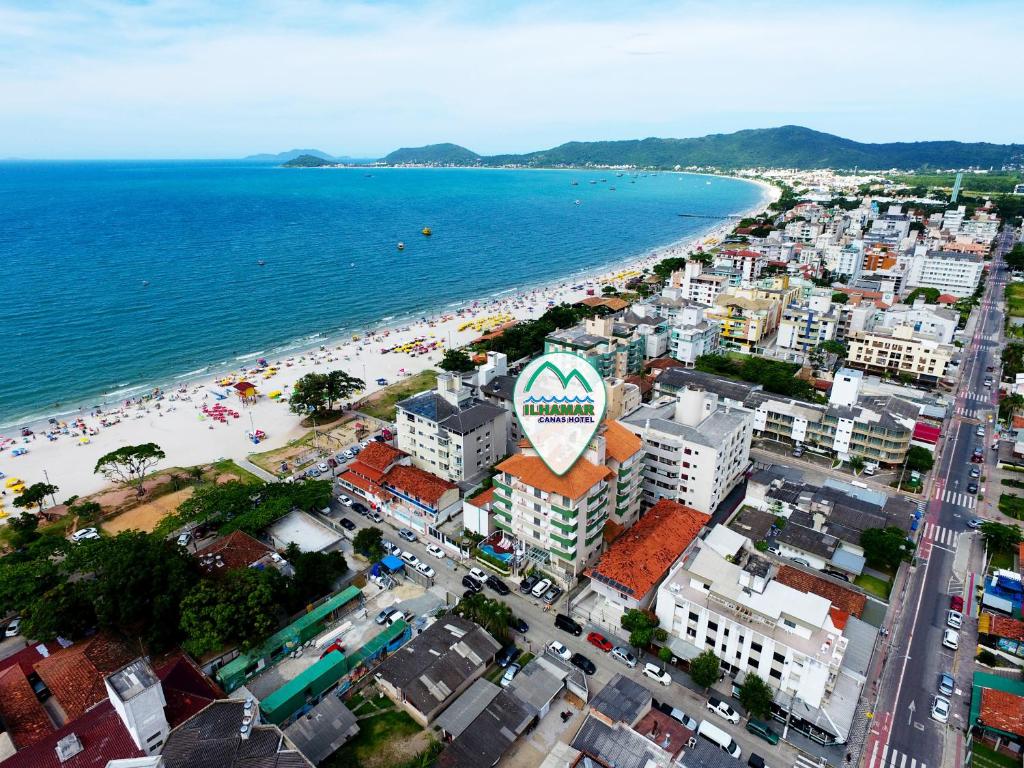 una vista aerea di una città e della spiaggia di Ilhamar Canas Hotel a Florianópolis