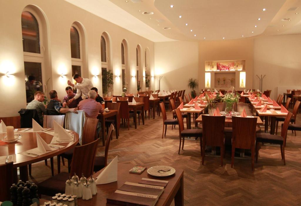 A restaurant or other place to eat at Hotel-Restaurant Entrada